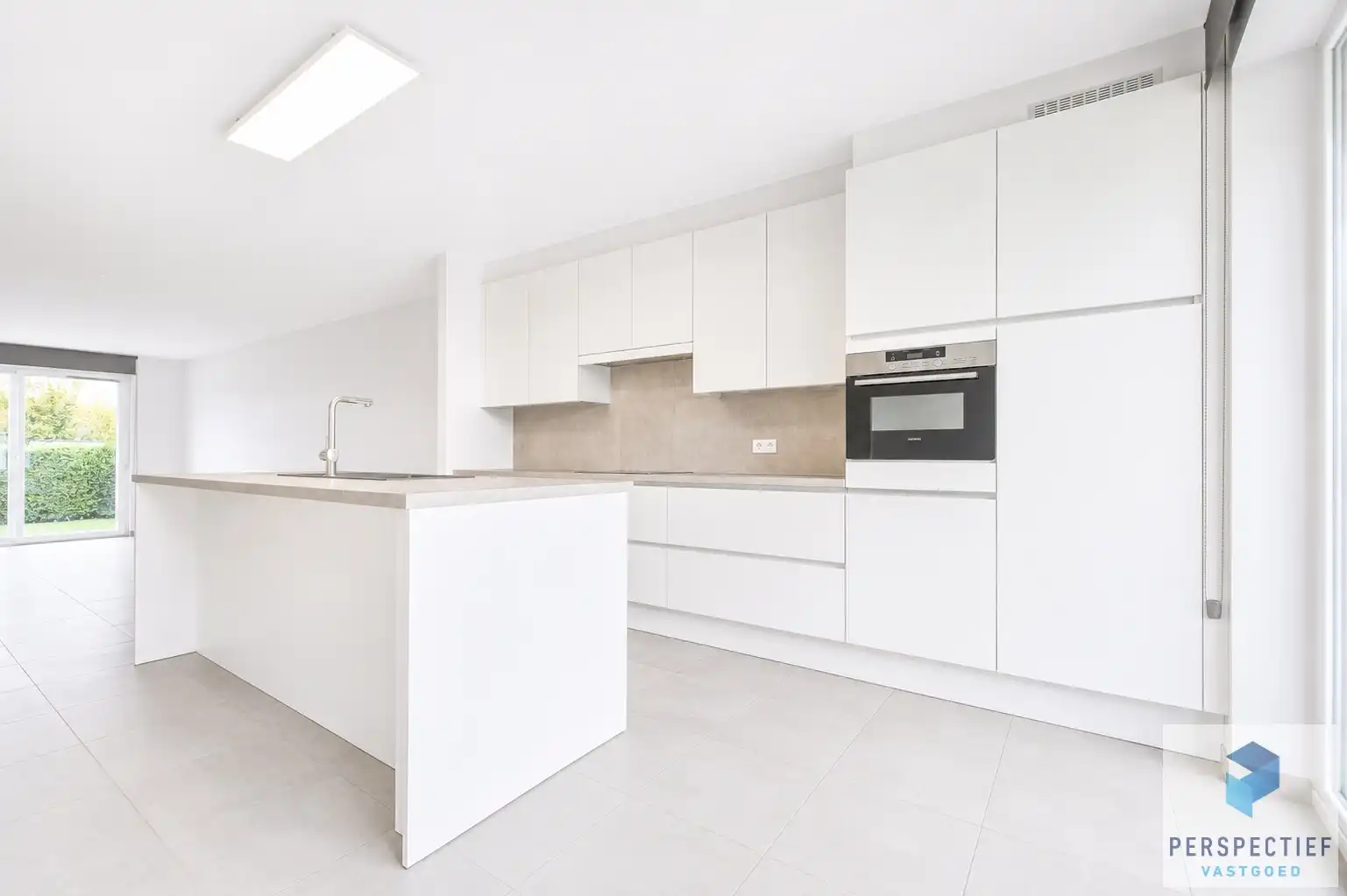 Ruim gelijkvloers appartement met 2 slaapkamers, voor- én achtertuin met terras & mogelijkheid tot aankoop staanplaats foto 4
