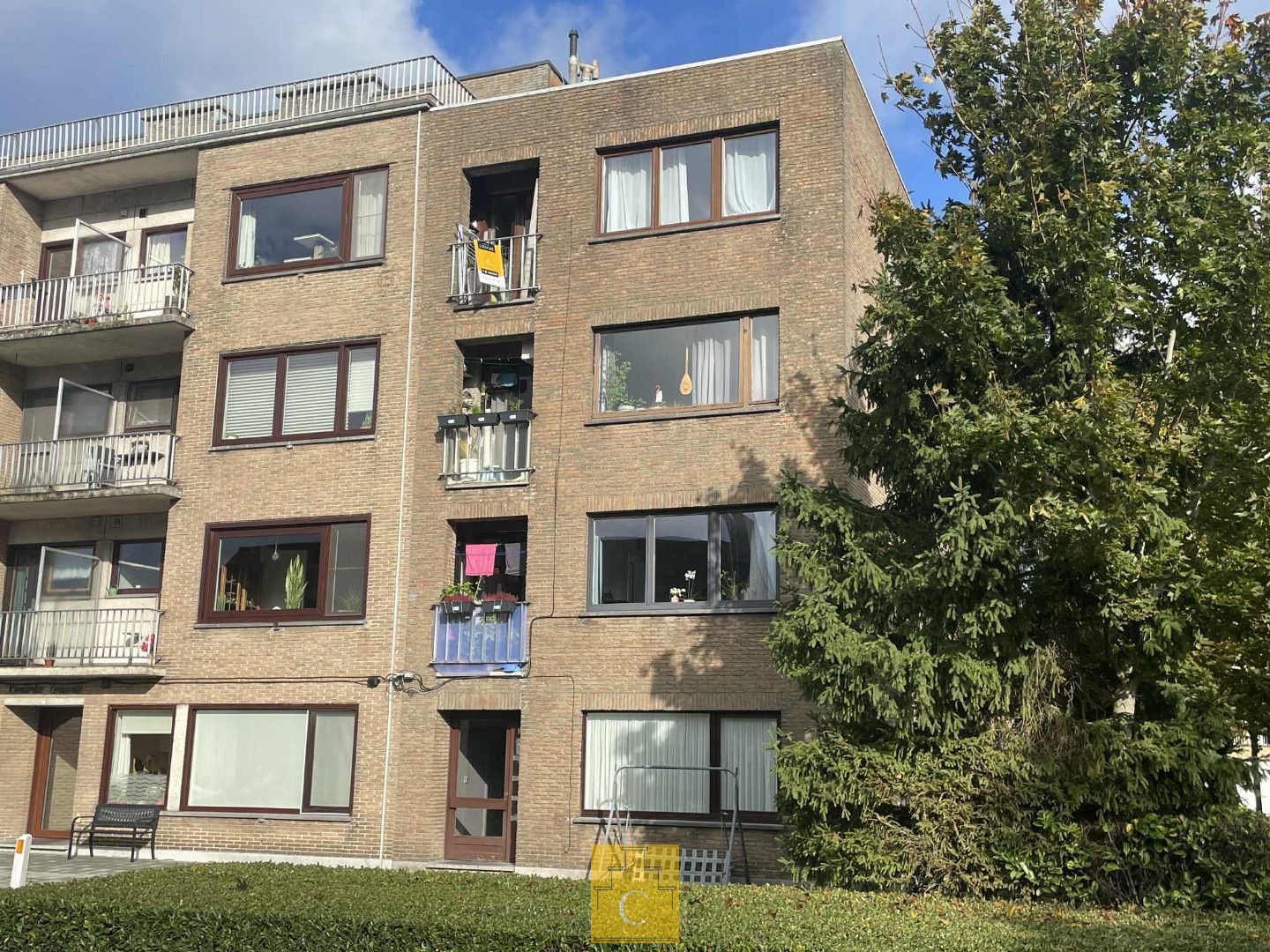 Hoofdfoto van de publicatie: Ruim 3-slaapkamerappartement met terras in Sint-Andries