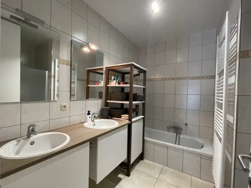 Instapklaar modern appartement met 2 slaapkamers en garage foto 11