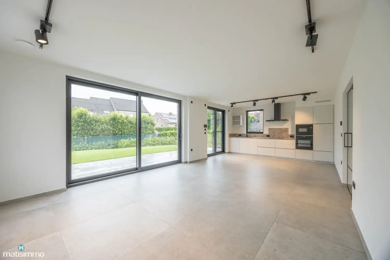 HOOGWAARDIG AFGEWERKTE NIEUWBOUWWONING MET DRIE SLAAPKAMERS EN TUIN (INCLUSIEF TUINONDERHOUD) TE RIEMST foto 4