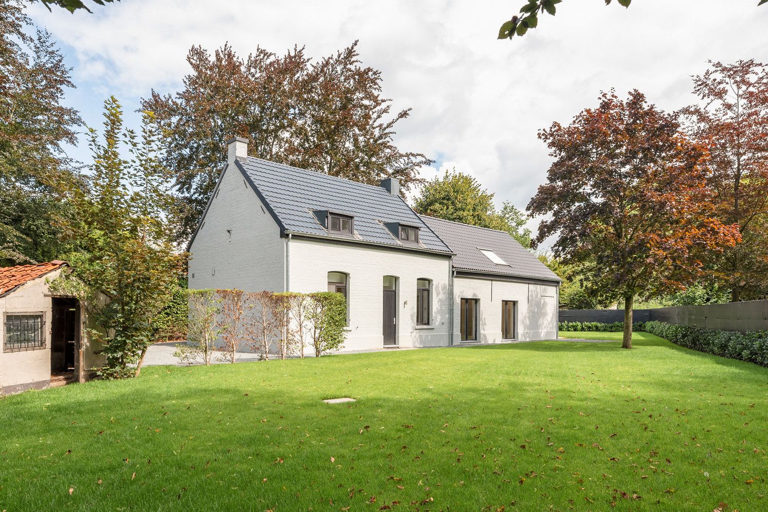 Gerenoveerde hoeve op 1313 m² met inrijlaan. foto {{pictureIndex}}