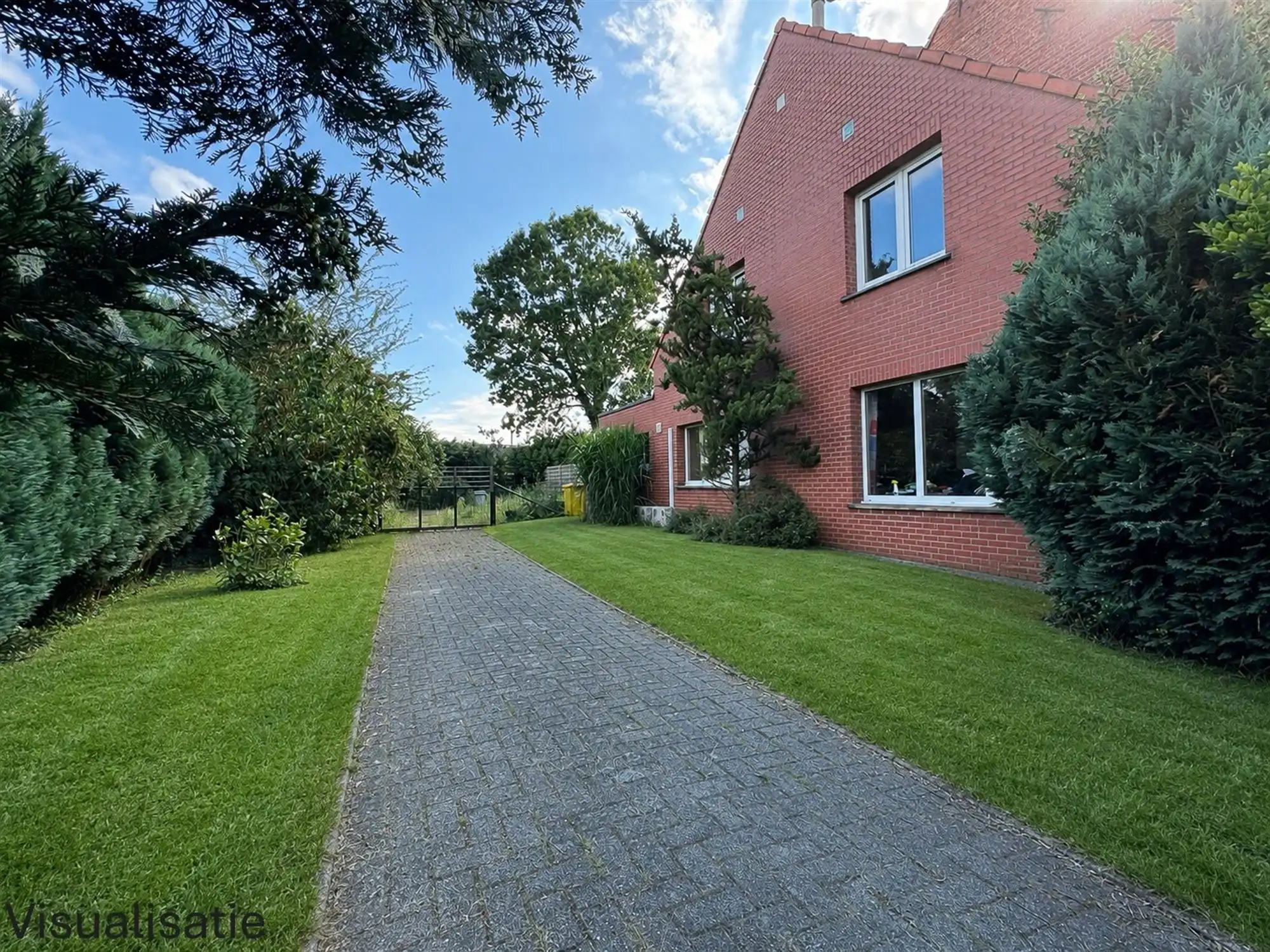 Eigendom met herontwikkelingspotentieel en diepe tuin foto {{pictureIndex}}