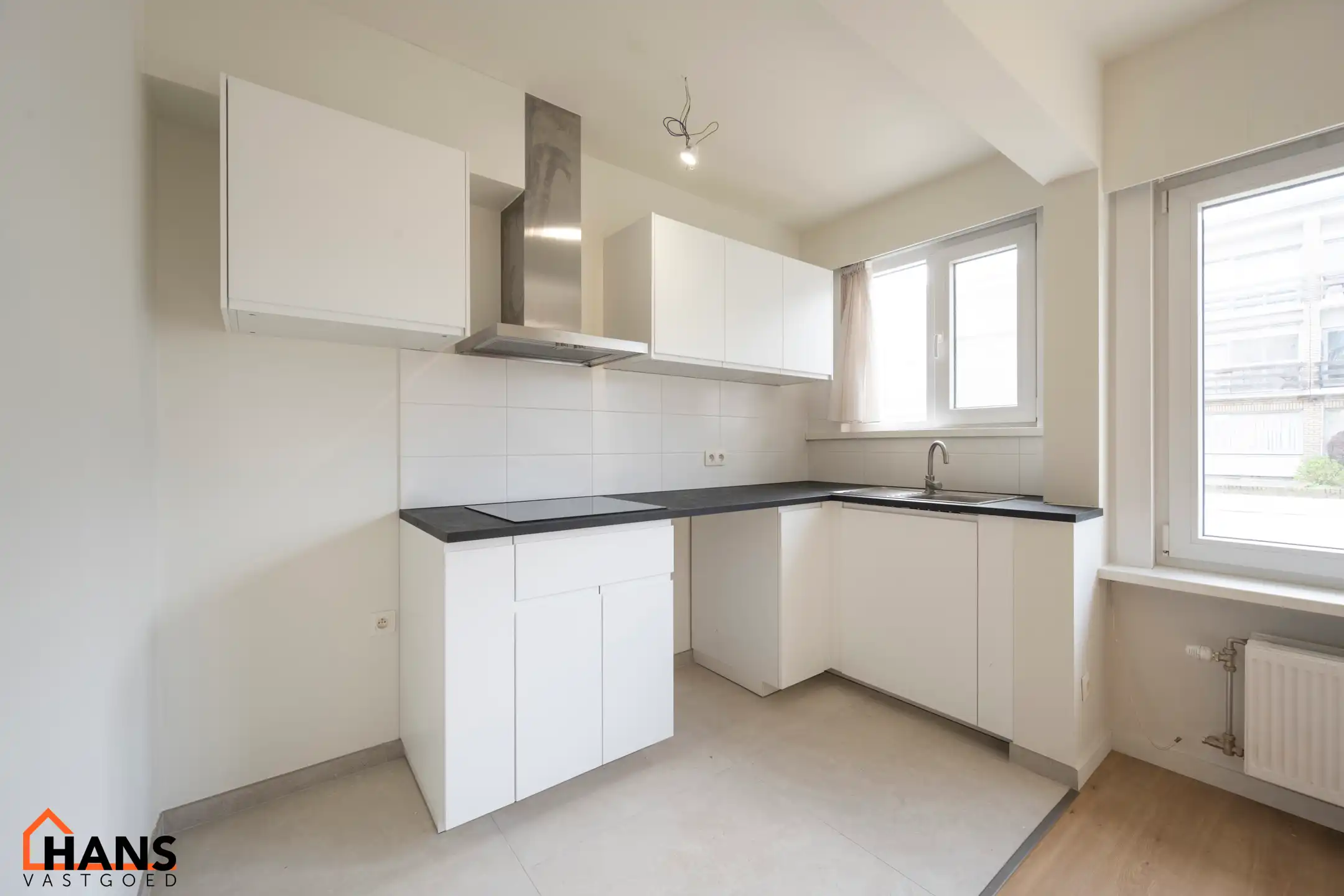 Gerenoveerd gelijkvloersappartement met garagebox. foto 4