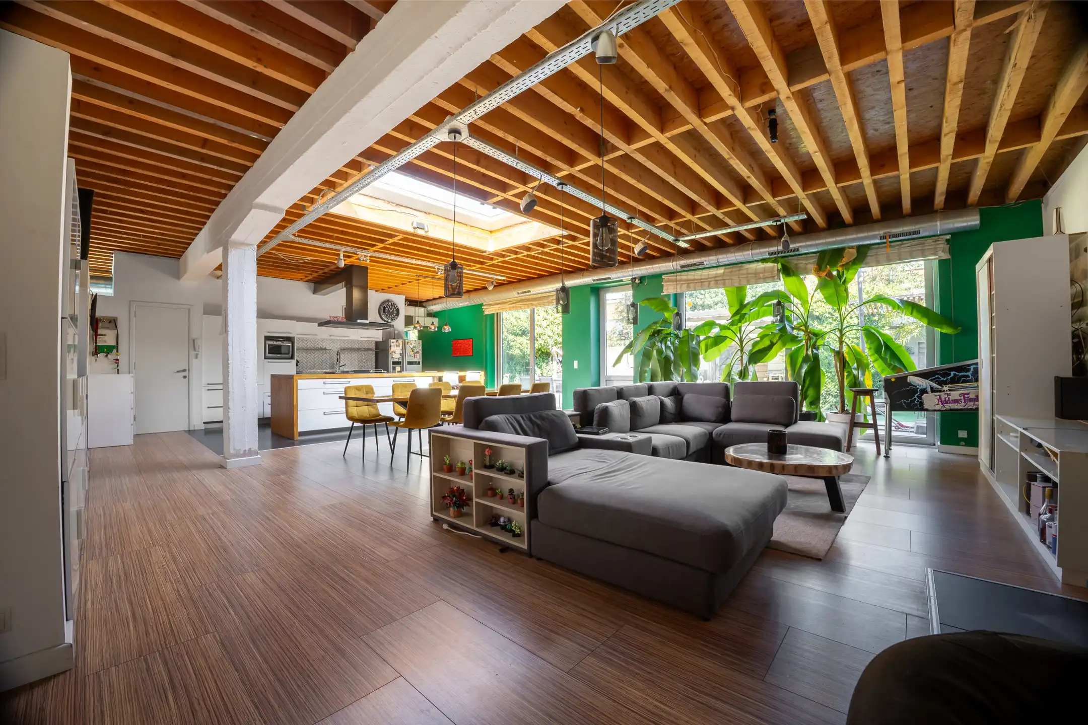 Unieke loftwoning met tuin, parking & privacy in Deurne foto {{pictureIndex}}