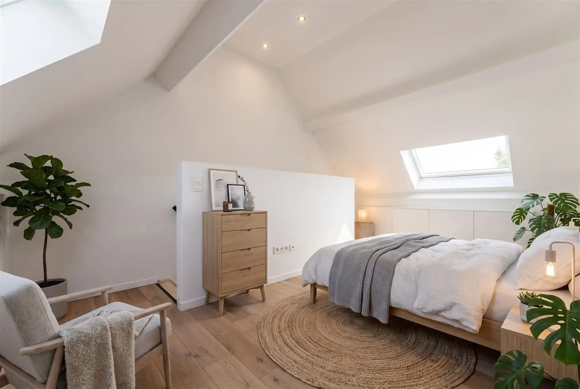 Gerenoveerde woning met oprit en zeer grote tuin foto 16