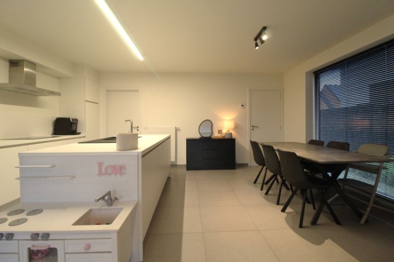 Moderne halfopen nieuwbouwwoning met twee slaapkamers foto 3