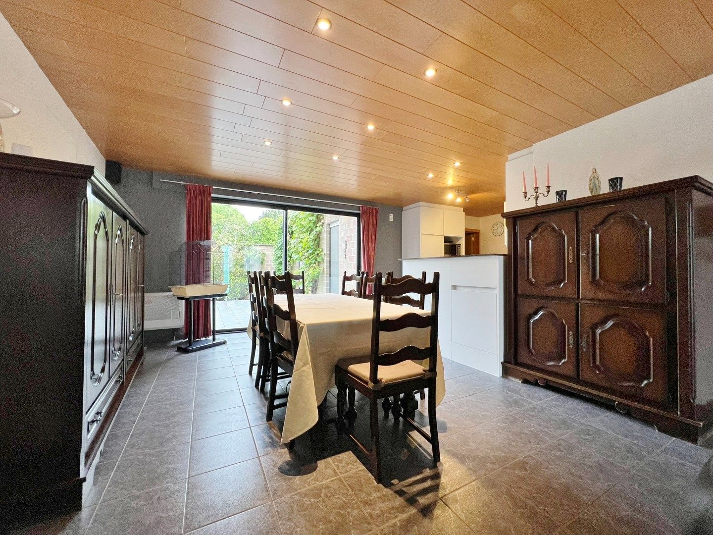 Instapklare woning met garage en ruime koer/tuin op centrale ligging te Ieper foto 6