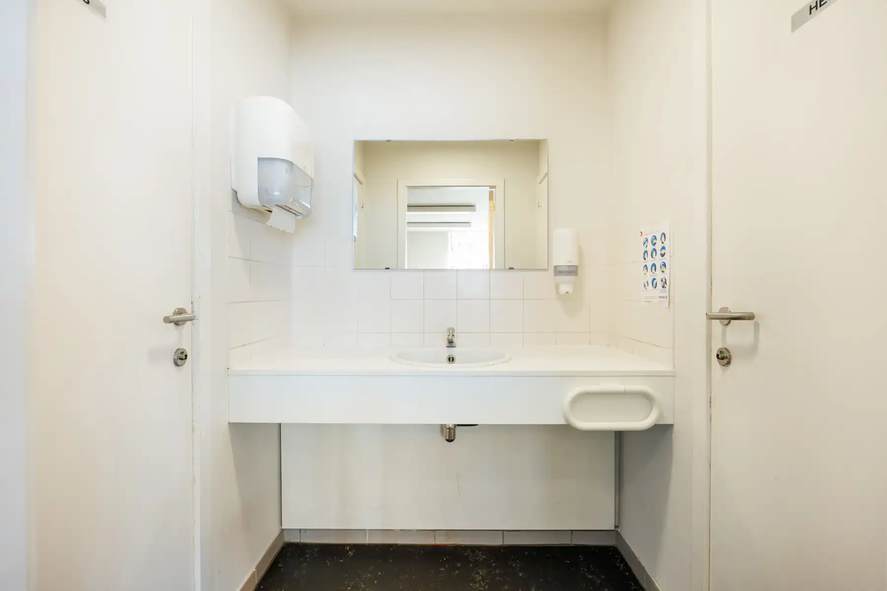 Ruim handelspand/investeringspand (ca194m²) met 3 autostaanplaatsen, gelegen langs de ring van Turnhout. foto 6