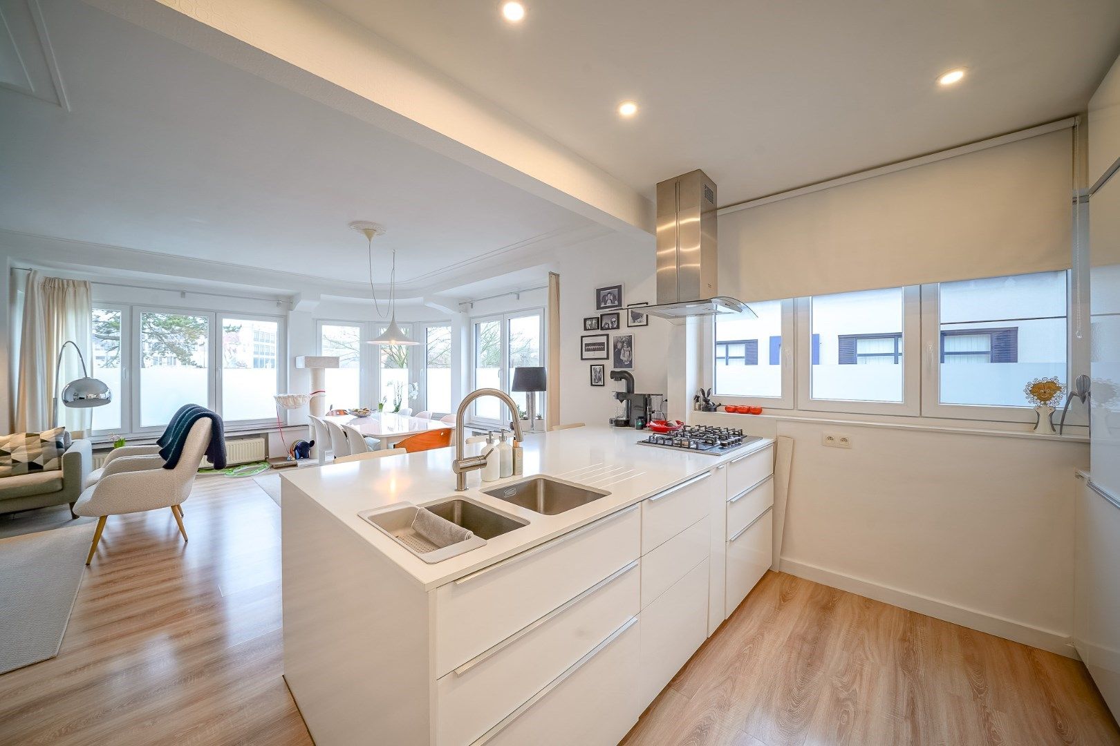 Instapklare hoekwoning met 4 slaapkamers en 4 garages foto 12