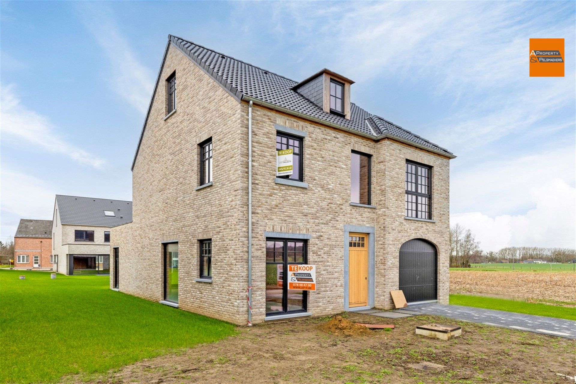 Nieuwbouwwoning met 4 slaapkamers foto {{pictureIndex}}