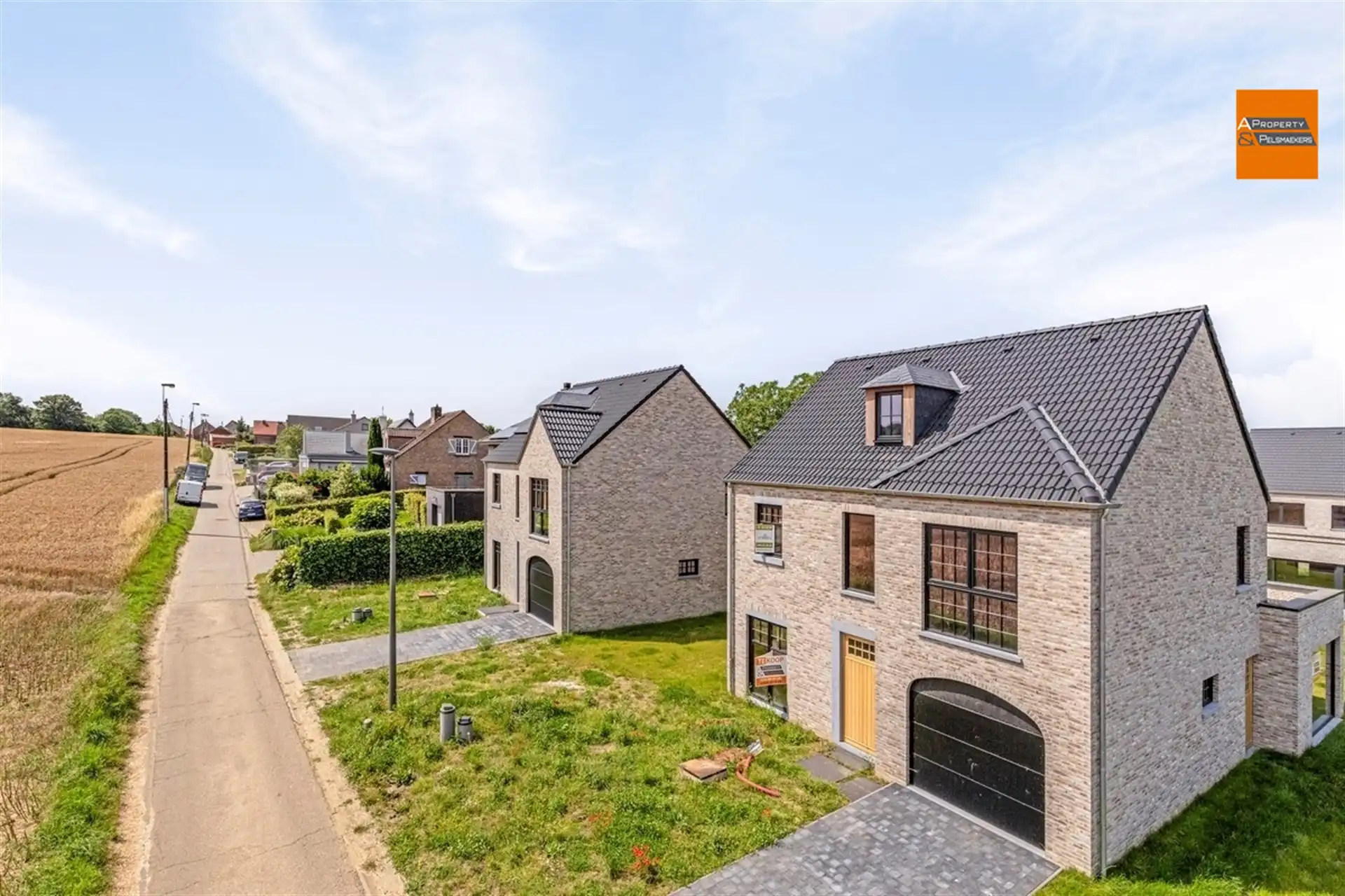 Nieuwbouwwoning met 4 slaapkamers foto {{pictureIndex}}