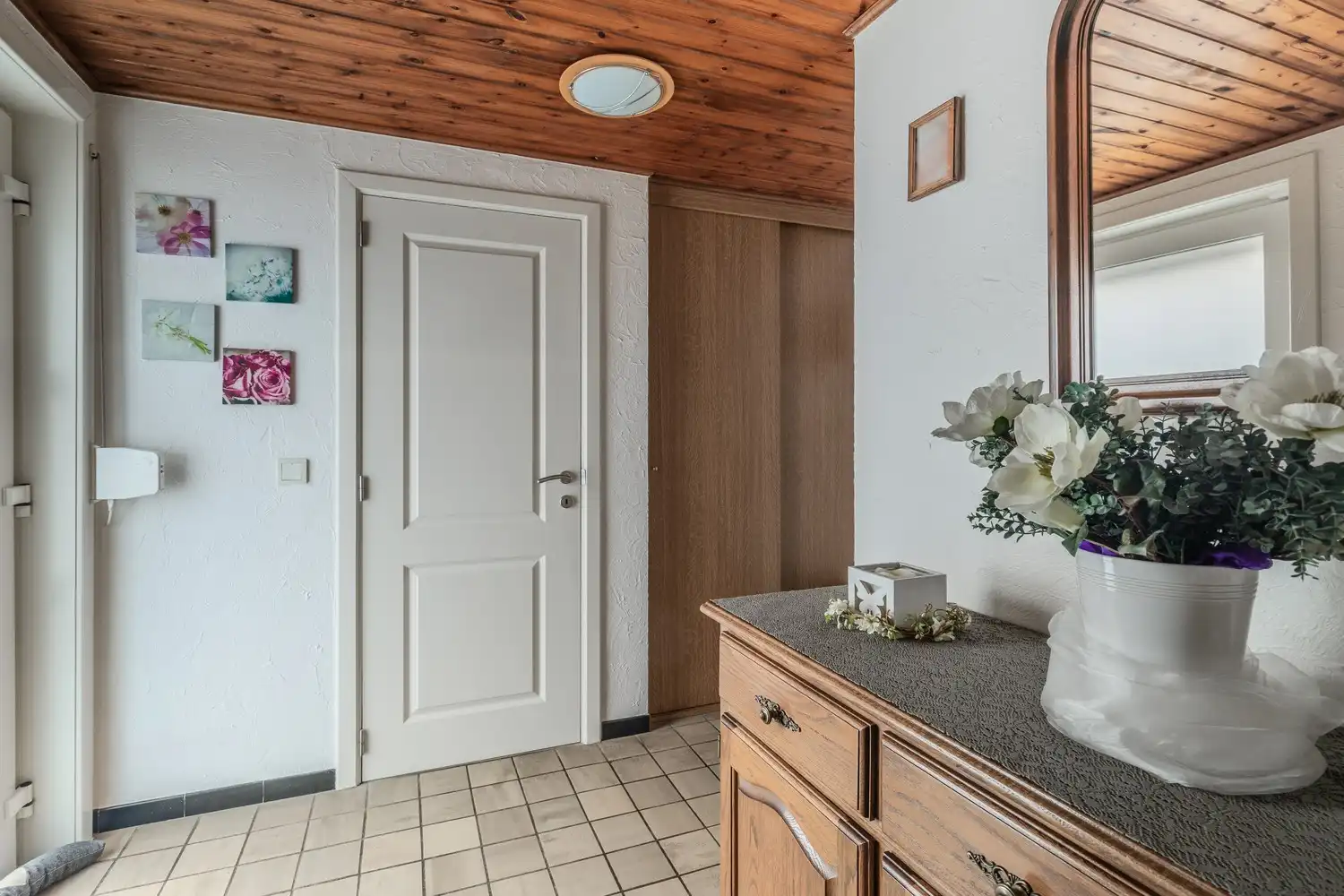 Charmante woning met drie slaapkamers, veranda en losstaande garage in Gellik (Lanaken) foto 5