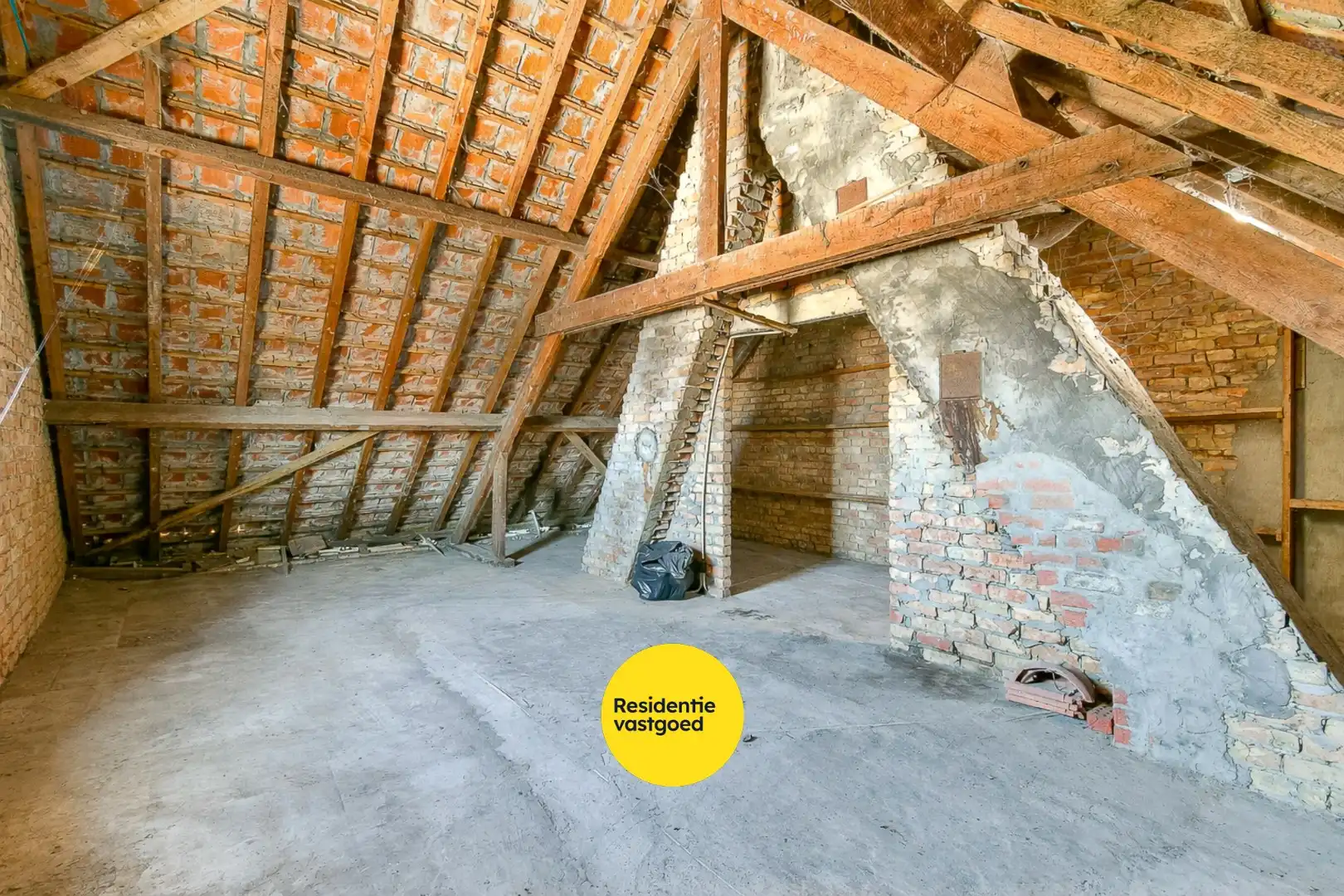 Te renoveren halfopen bebouwing met tuin en groot potentieel foto 16