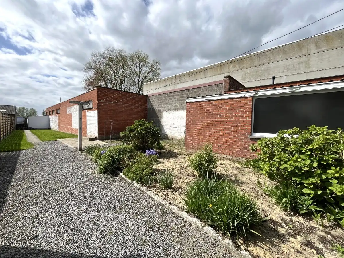 Rumbeke - Te renoveren woning met tuin, garage en uitweg achteraan foto 18