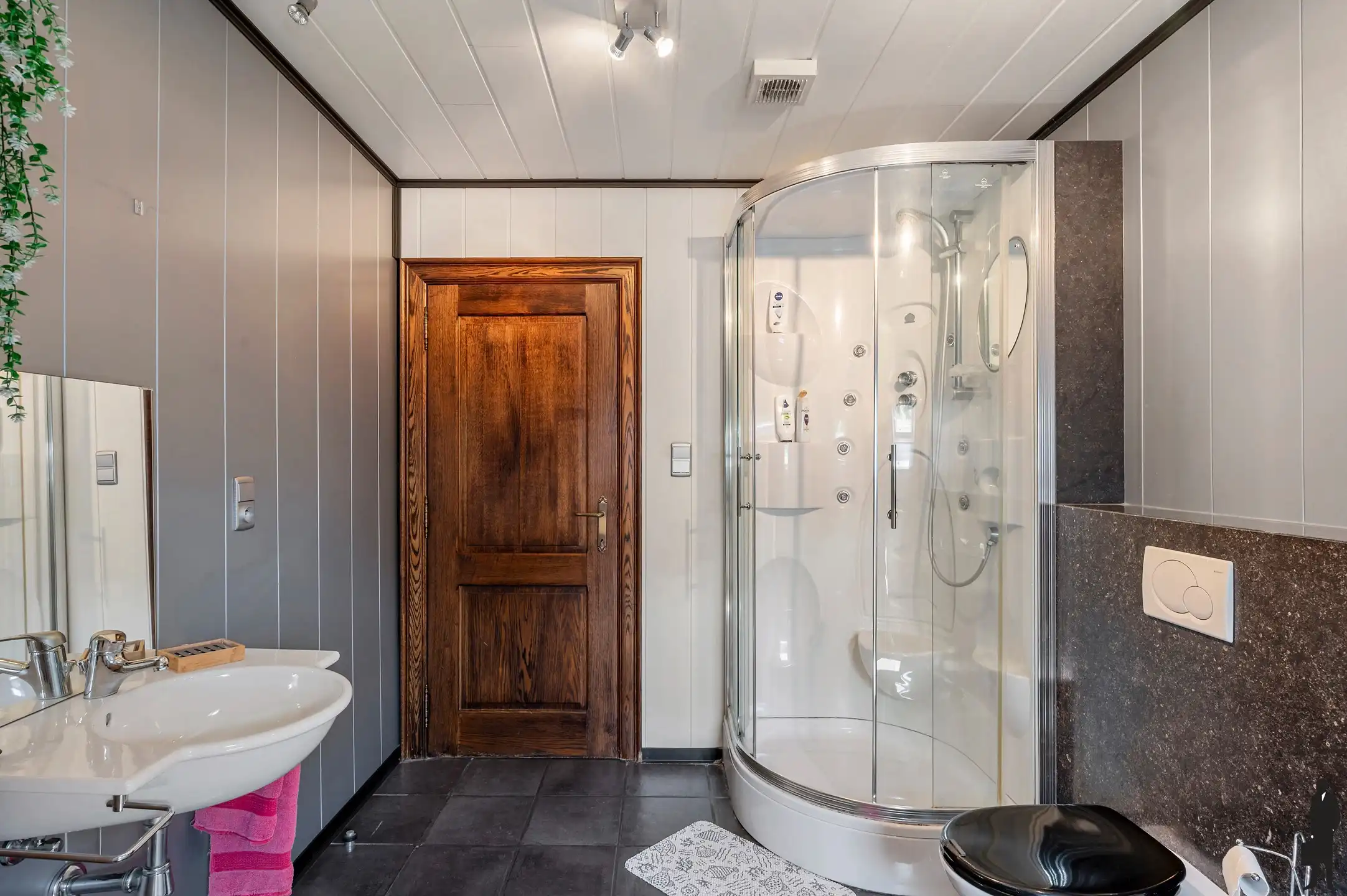 Ruime vrijstaande villa met 4 slaapkamers, inpandige garage en zuidgerichte tuin op een perceel van 2.957 m². foto 18
