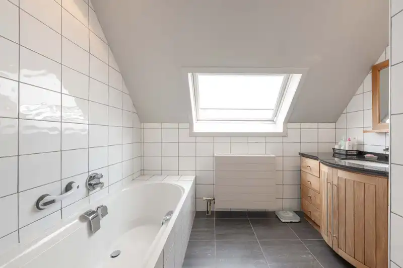 Prachtige alleenstaande instapklare woning met 5 slaapkamers inpandige garage, mooi terras en tuin TE KOOP in hartje Sint-Baafs-Vijve foto 20