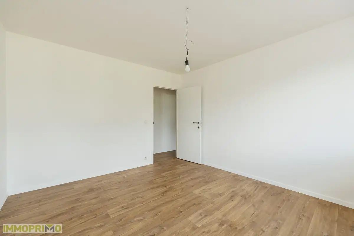 Instapklare moderne gezinswoning met lichtrijke leefruimte en gezellige stadstuin foto 17