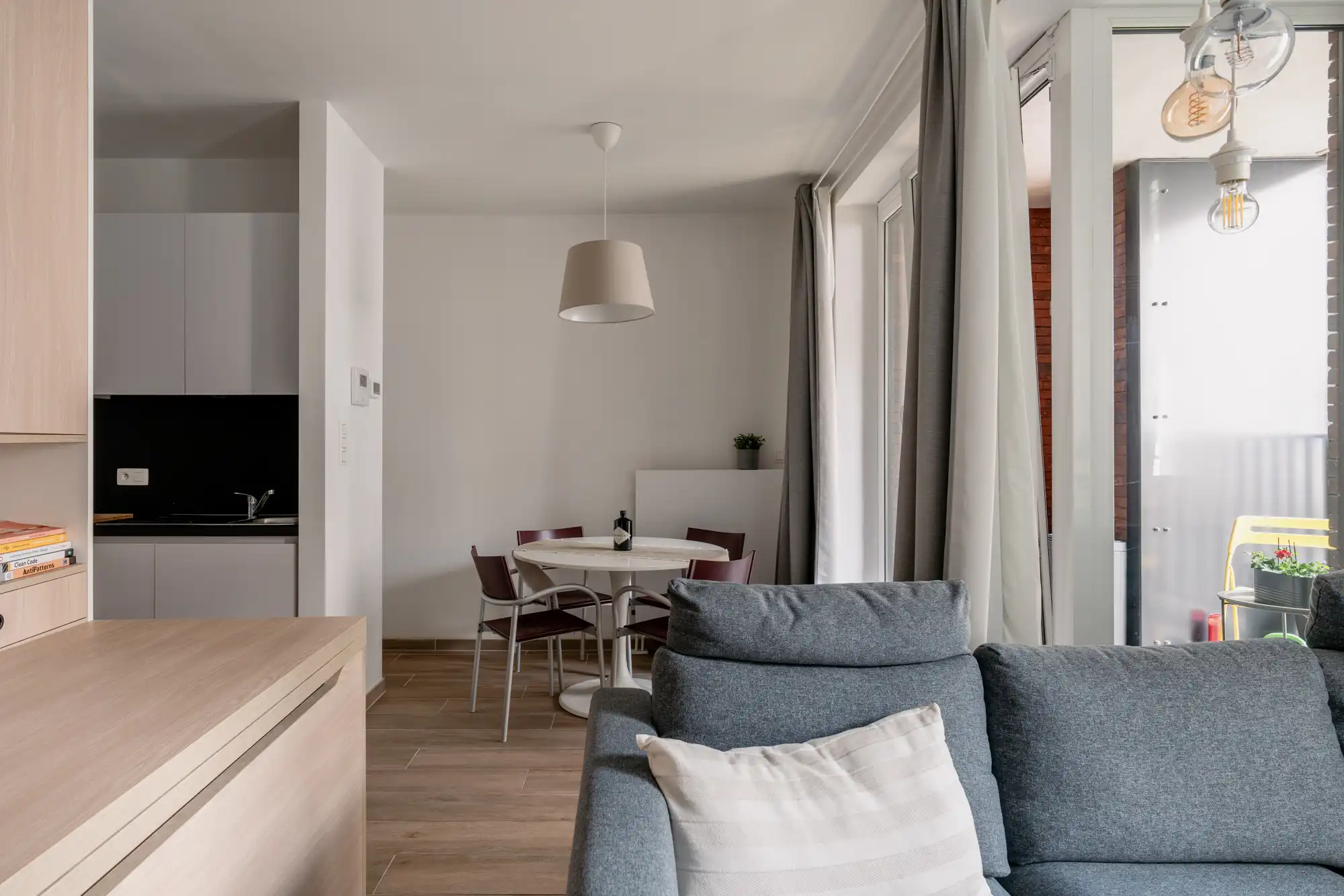 Functionele studio met terras, gemeenschappelijke binnentuin en ondergrondse autostaanplaats(en). foto {{pictureIndex}}