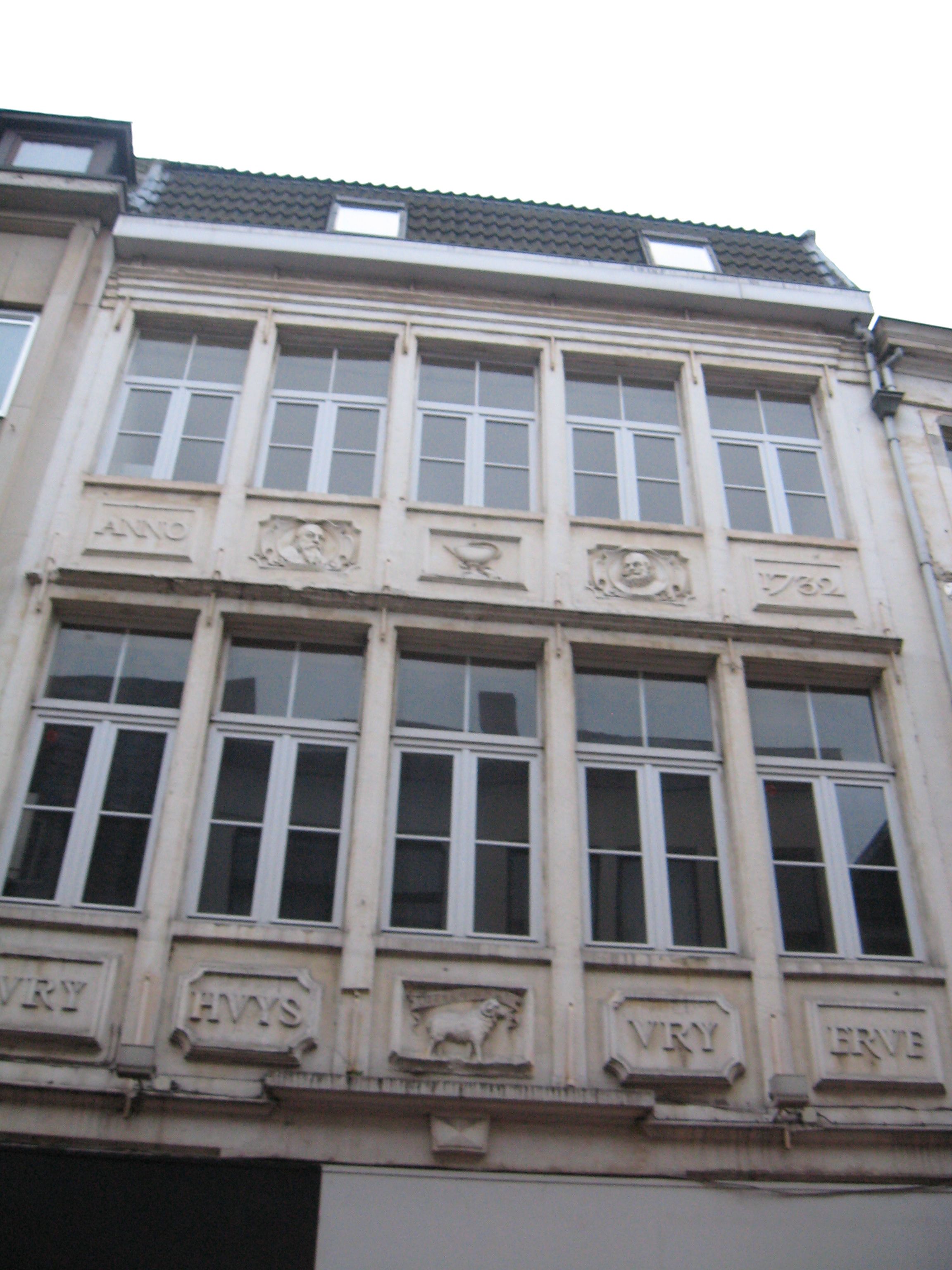 te huur: ruime lichtrijke studio 1 persoon voetgangerszone Gent Hoogpoort foto {{pictureIndex}}