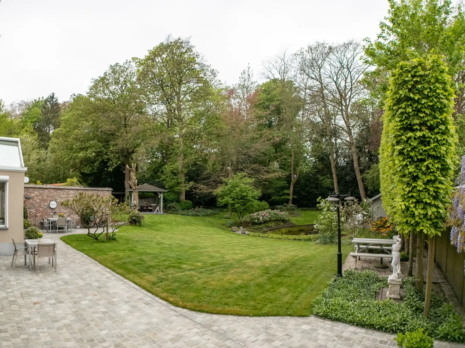 Uniek gerestaureerd herenhuis met parktuin foto 5