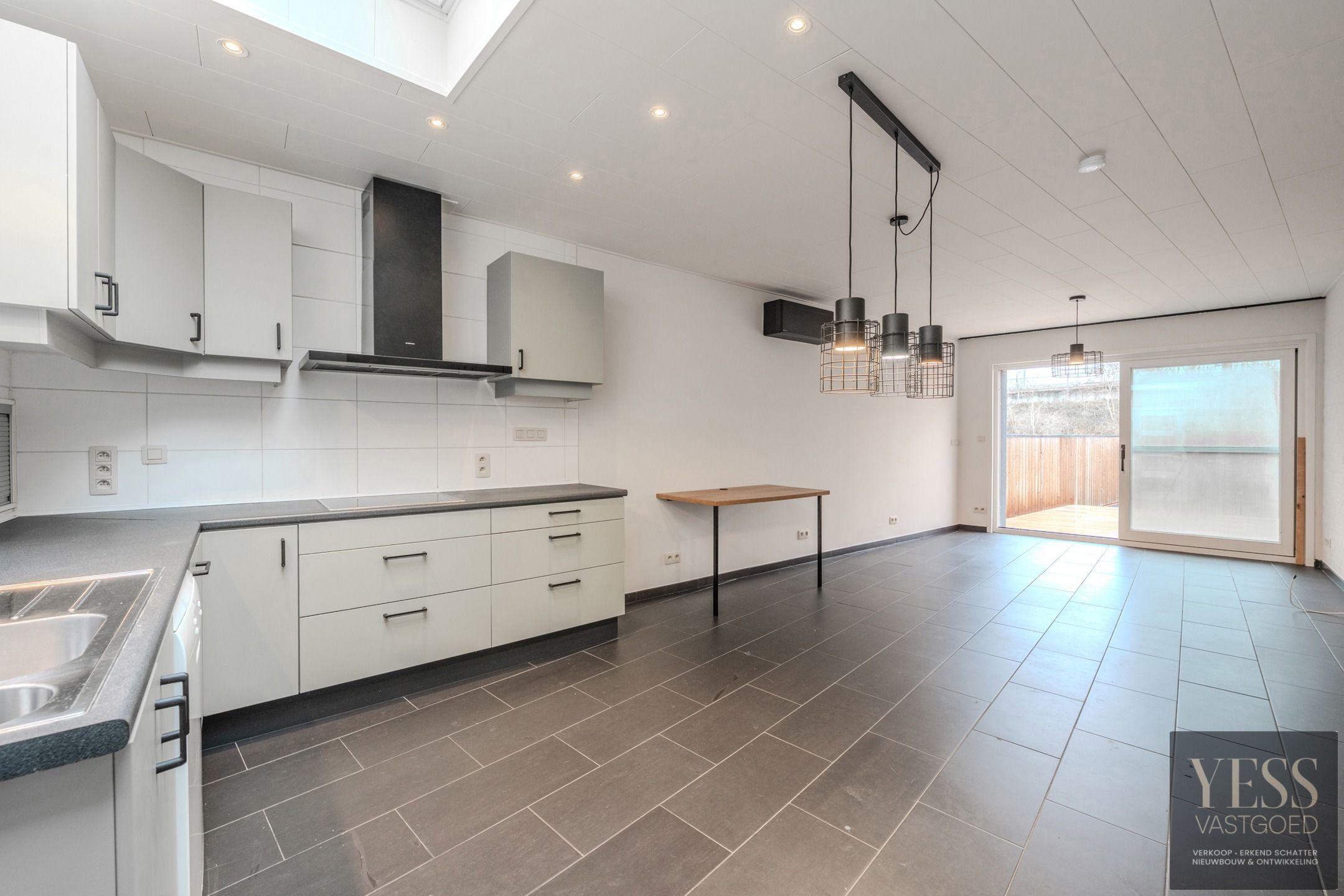 Instapklaar gelijkvloers appartement met terras/tuintje foto 4