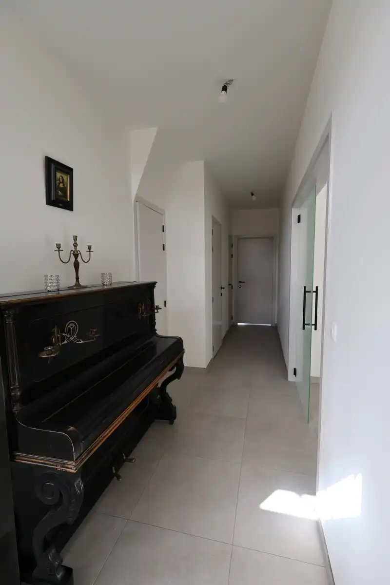 Een ruime nieuwbouwwoning met 3 slaapkamers, terras, tuin en garage.  foto 2