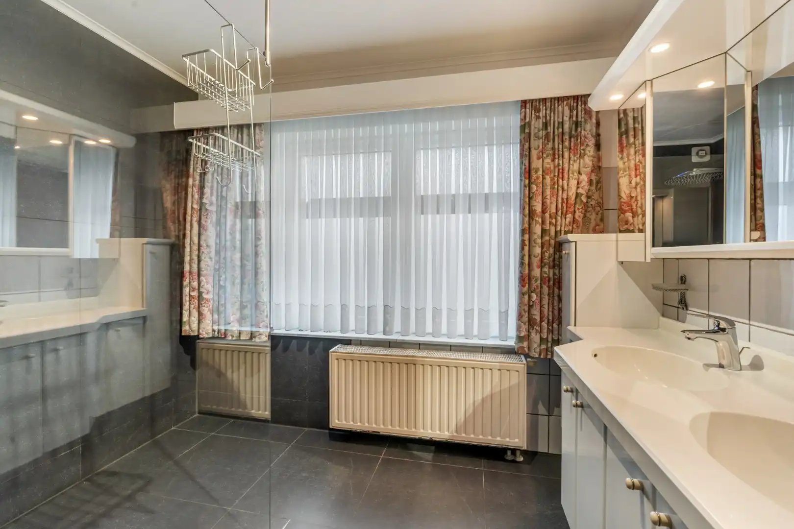 Halfvrijstaande woning op een perceel van 7a31ca, met aparte bureelruimte en inpandige garage! foto 9