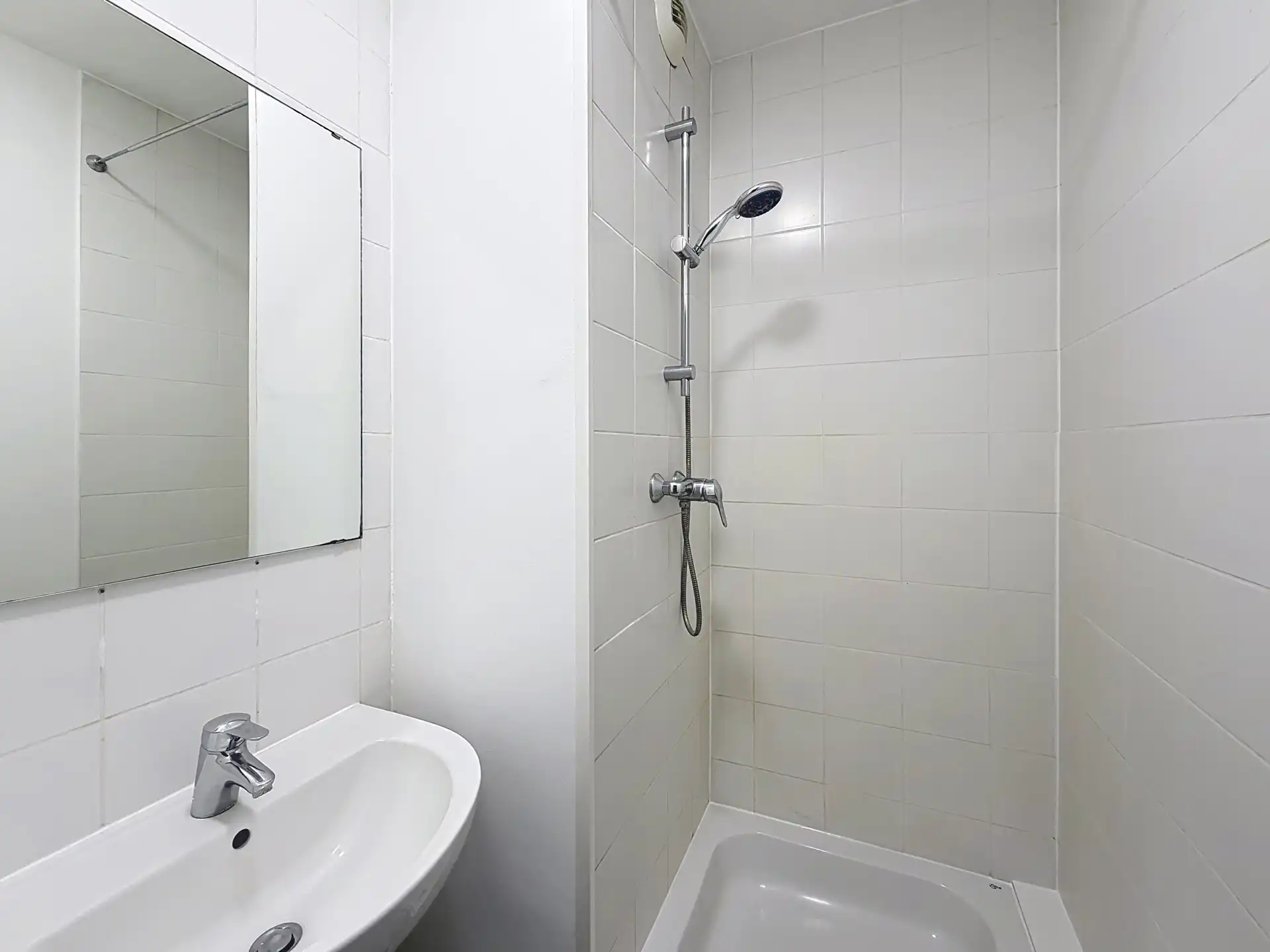 Opgeknapt appartement met 2 slaapkamers foto 10
