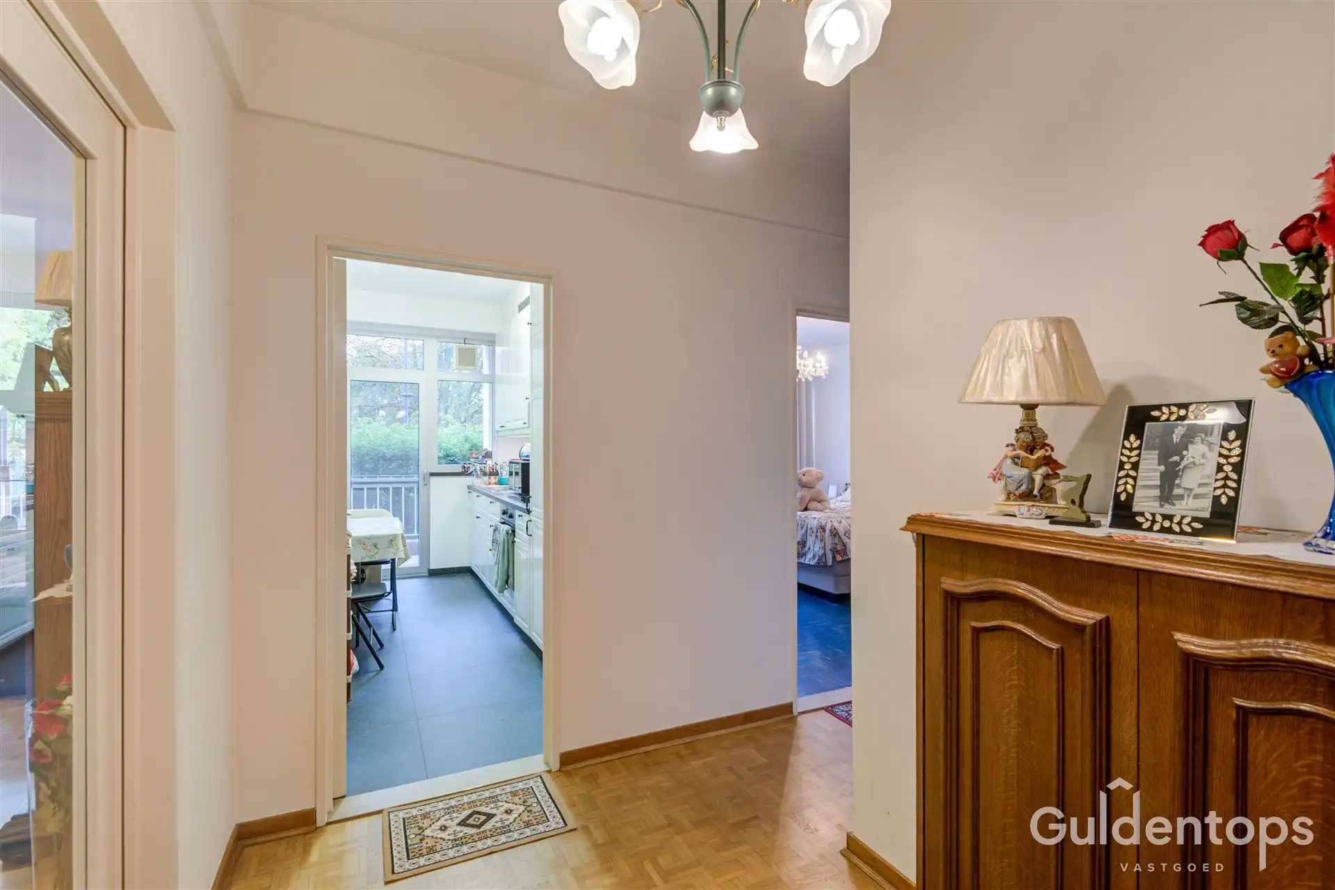 Ruim en lichtrijk 1 slker appartement met terras en parking foto 5