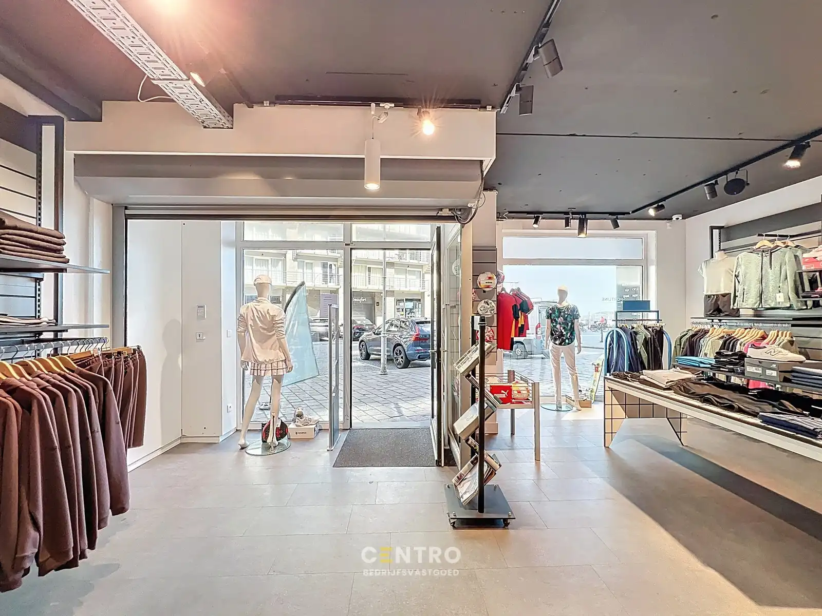 Instapklare commerciële ruimte van ca. 300 m². Uitstekend gelegen met veel passage en zichtbaarheid, ideaal voor retail of showroomconcepten ! foto 5