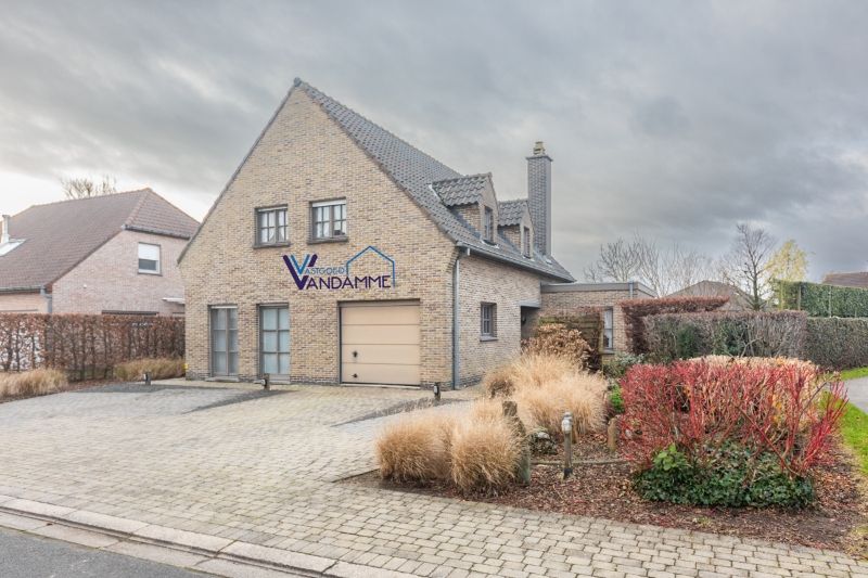 Hoofdfoto van de publicatie: Residentieel gelegen villa met 4 slaapkamers, bureau, oprit voor 3 auto's, grote tuin...op 880m² (energielabel D)