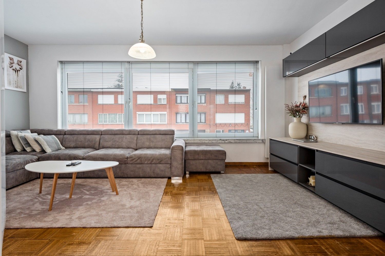 Ruime grotendeels gerenoveerde belétage met 3 slaapkamers, tuin en garage met oprit in Kapellen foto 3