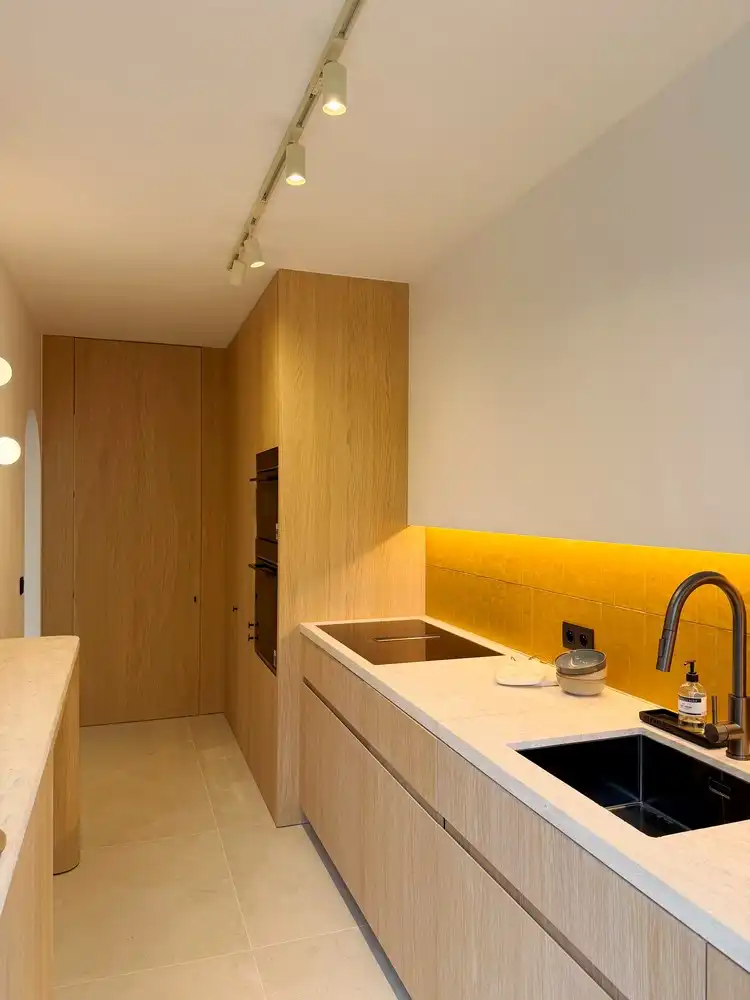 Bijzonder aantrekkelijk gerenoveerd appartement langs de Coupure met hoogwaardig gerenoveerd interieur en twee terrassen foto 6