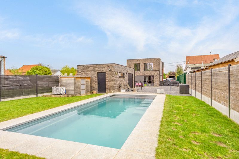 Recente, instapklare woning met garage en zwembad foto 15