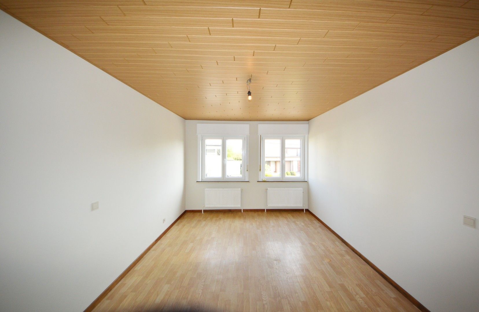 GERENOVEERDE WONING DUBBELE GARAGE EN TUIN foto 20