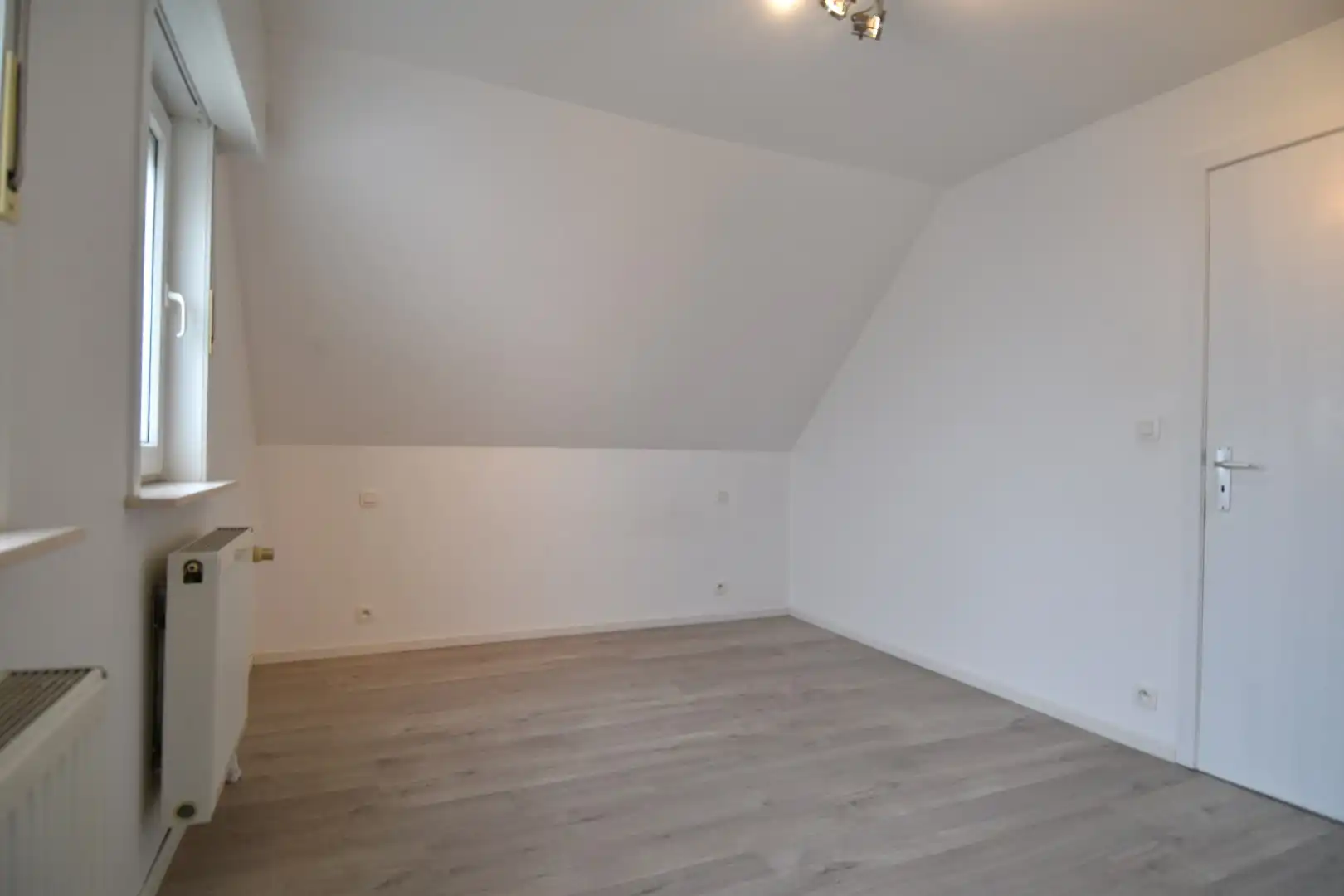 Alleenstaande woning met 3 slaapkamers, tuin en garage te koop in residentiële wijk te Gullegem foto 11
