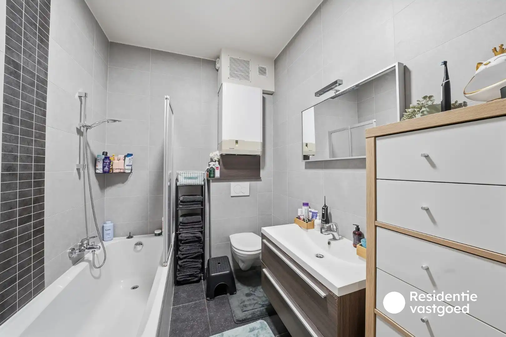 Instapklare woning met dubbele garage, 3 kamers en zongerichte buitenruimtes foto 22