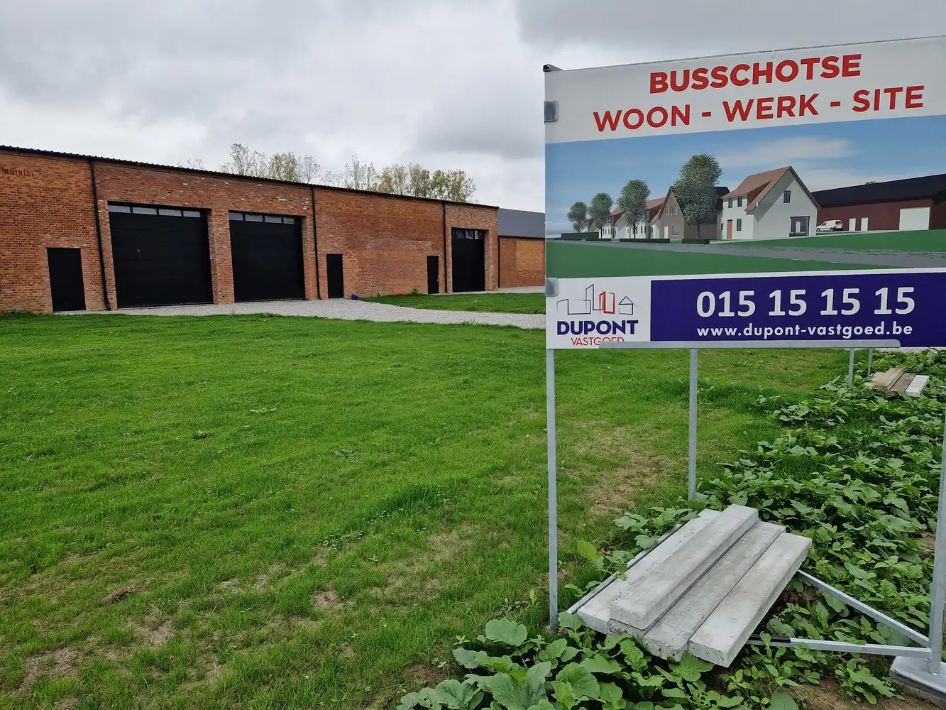 Magazijn / KMO Werkplaats met voorliggende Bouwgrond te Booischot foto {{pictureIndex}}
