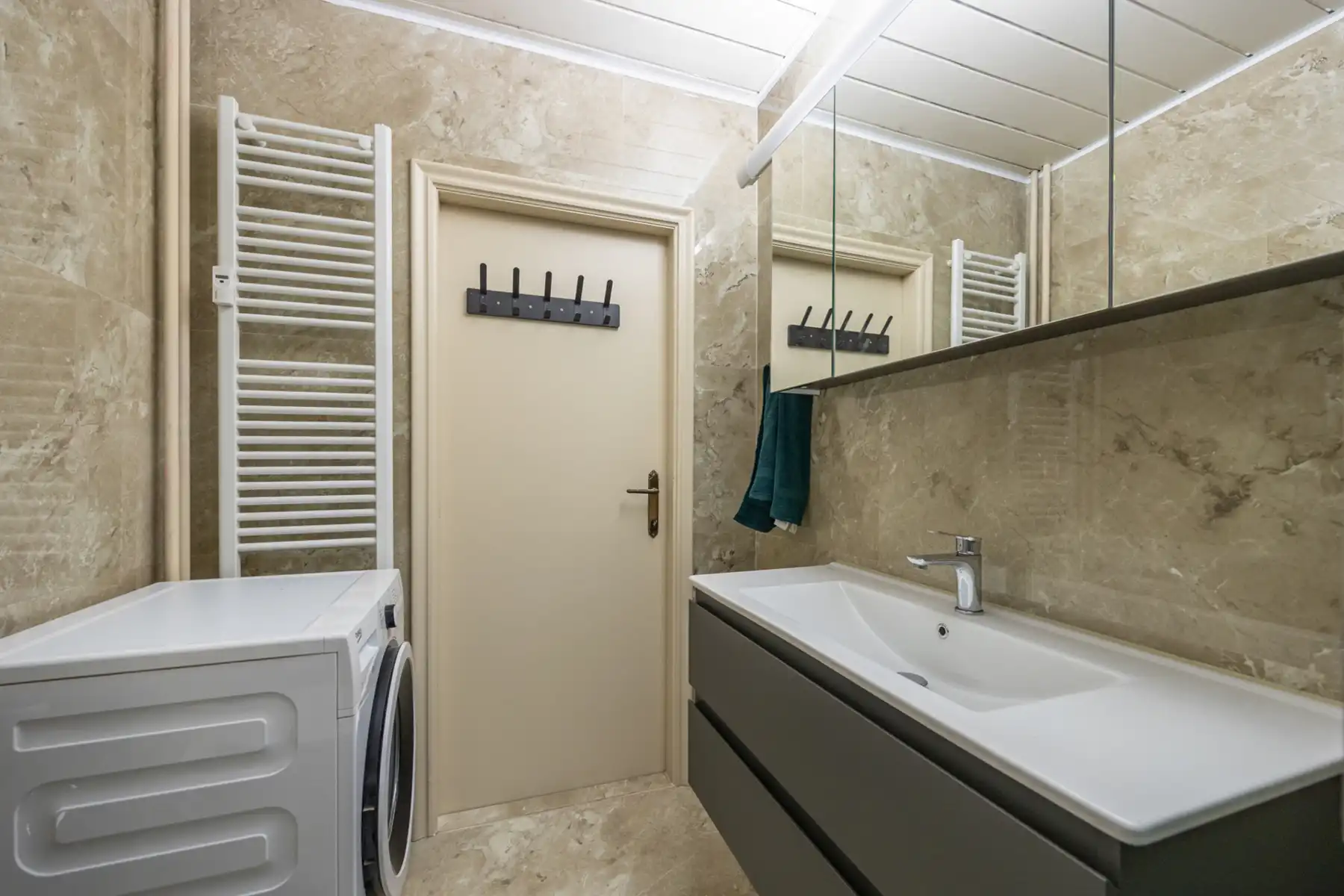 Gerenoveerd app met 2slk en garage foto 20