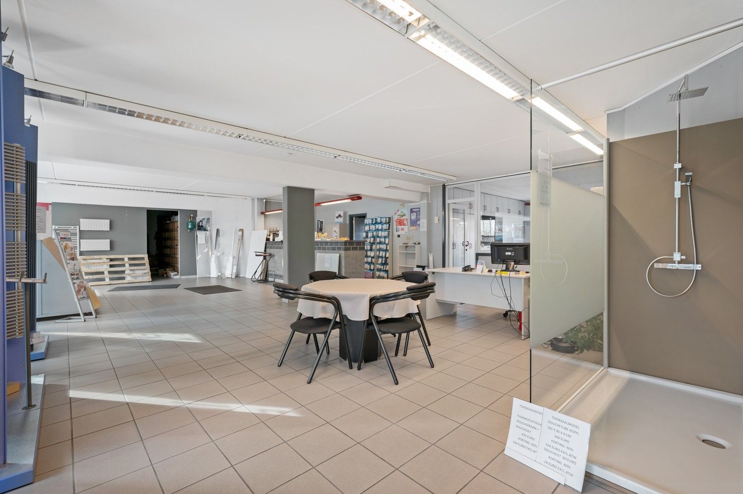 Handelsgelijkvloers 258 m² nabij centrum en de vesten te Lier foto {{pictureIndex}}