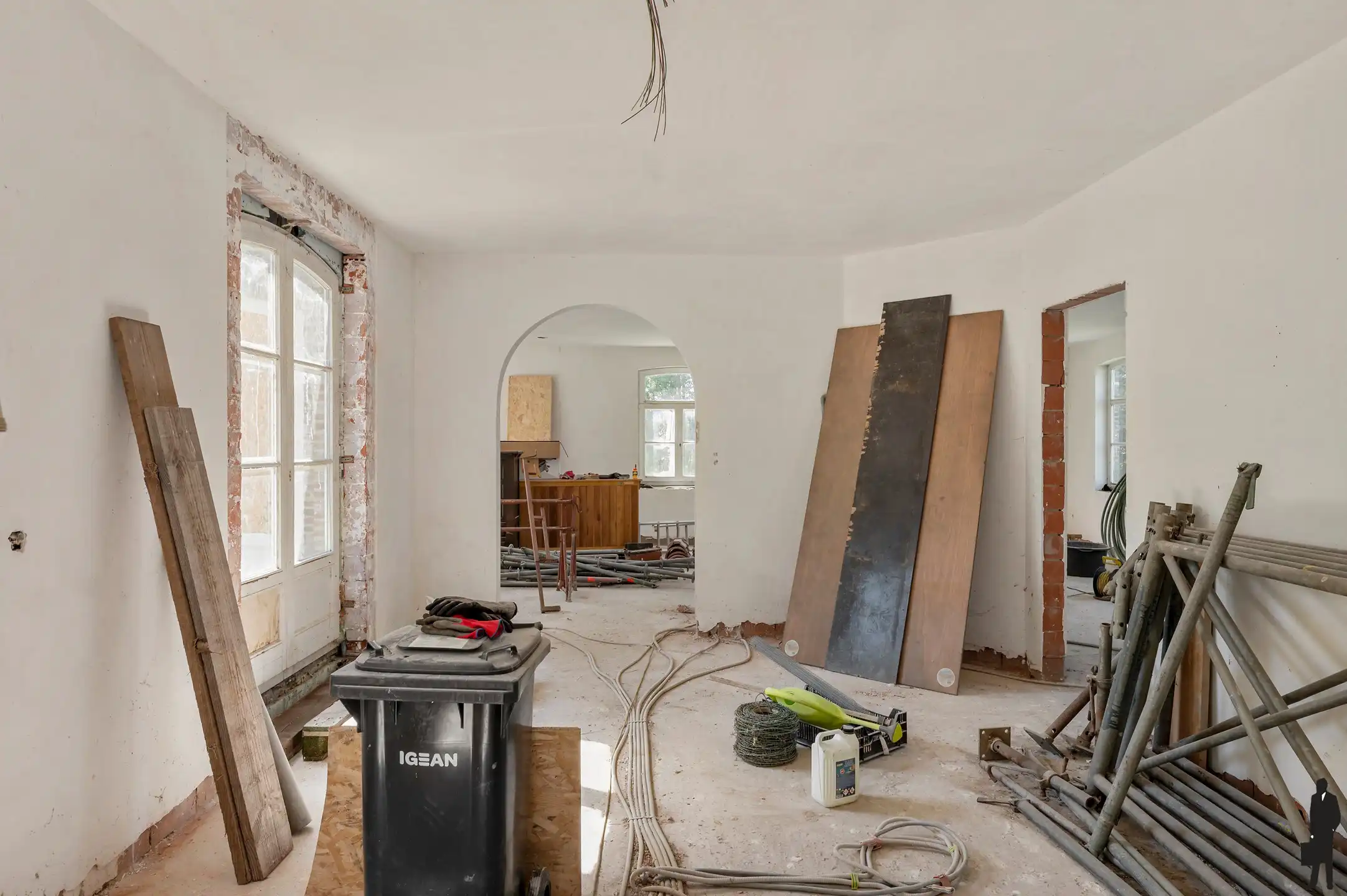 Authentieke hoeve in renovatie op een uitzonderlijk ruim perceel, rustig en landelijk gelegen met een uitstekende zuidelijke oriëntatie. foto 9