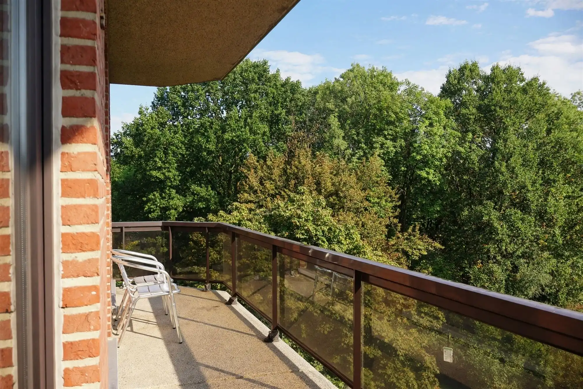 Uitzonderlijk ruim hoekappartement met groen uitzicht foto 2