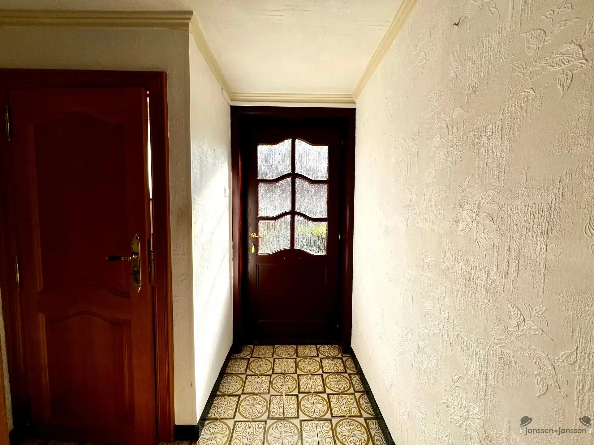 Centraal gelegen te renoveren woning  foto 2