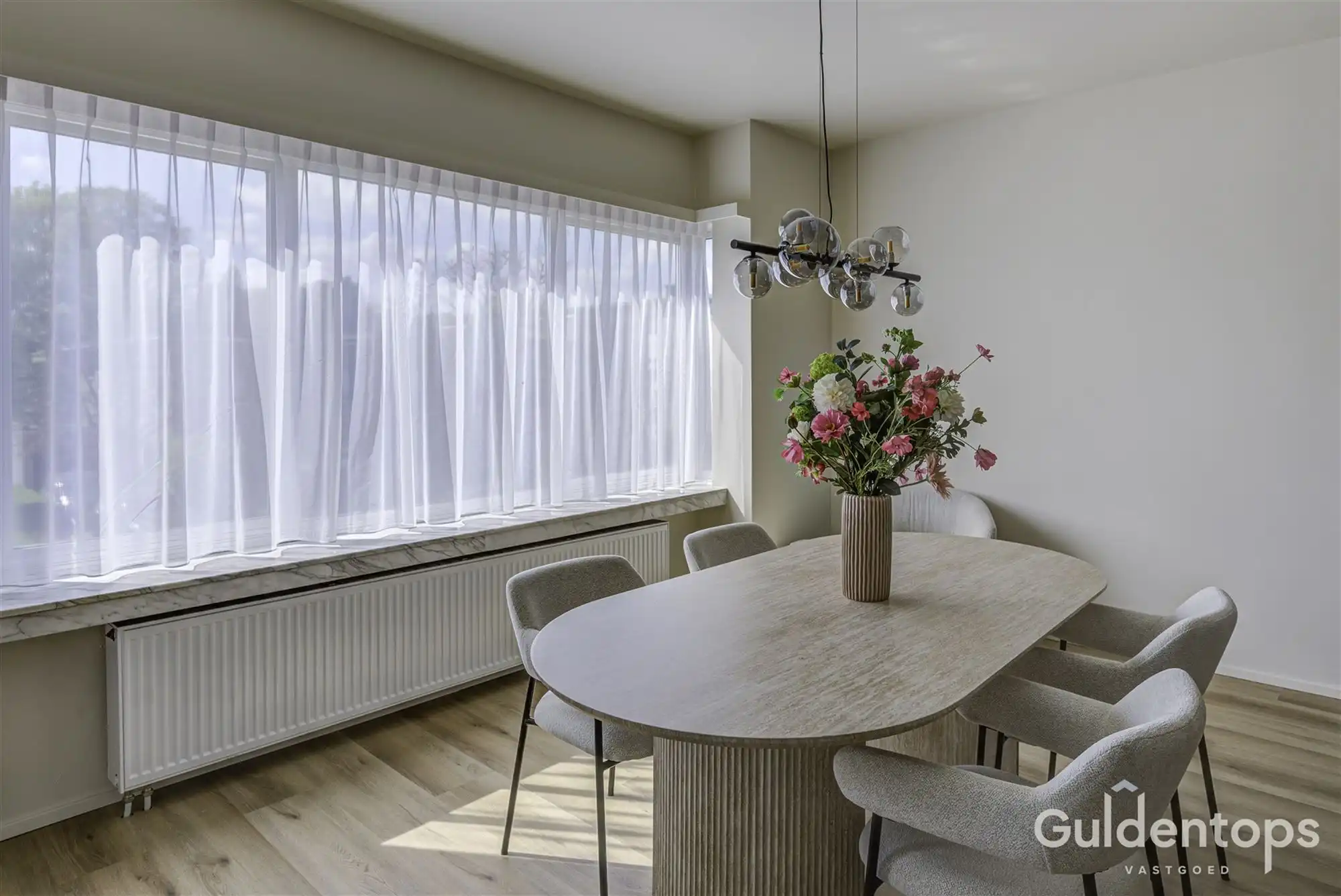 Knap vernieuwd 2 slaapkamerappartement op topligging foto 3