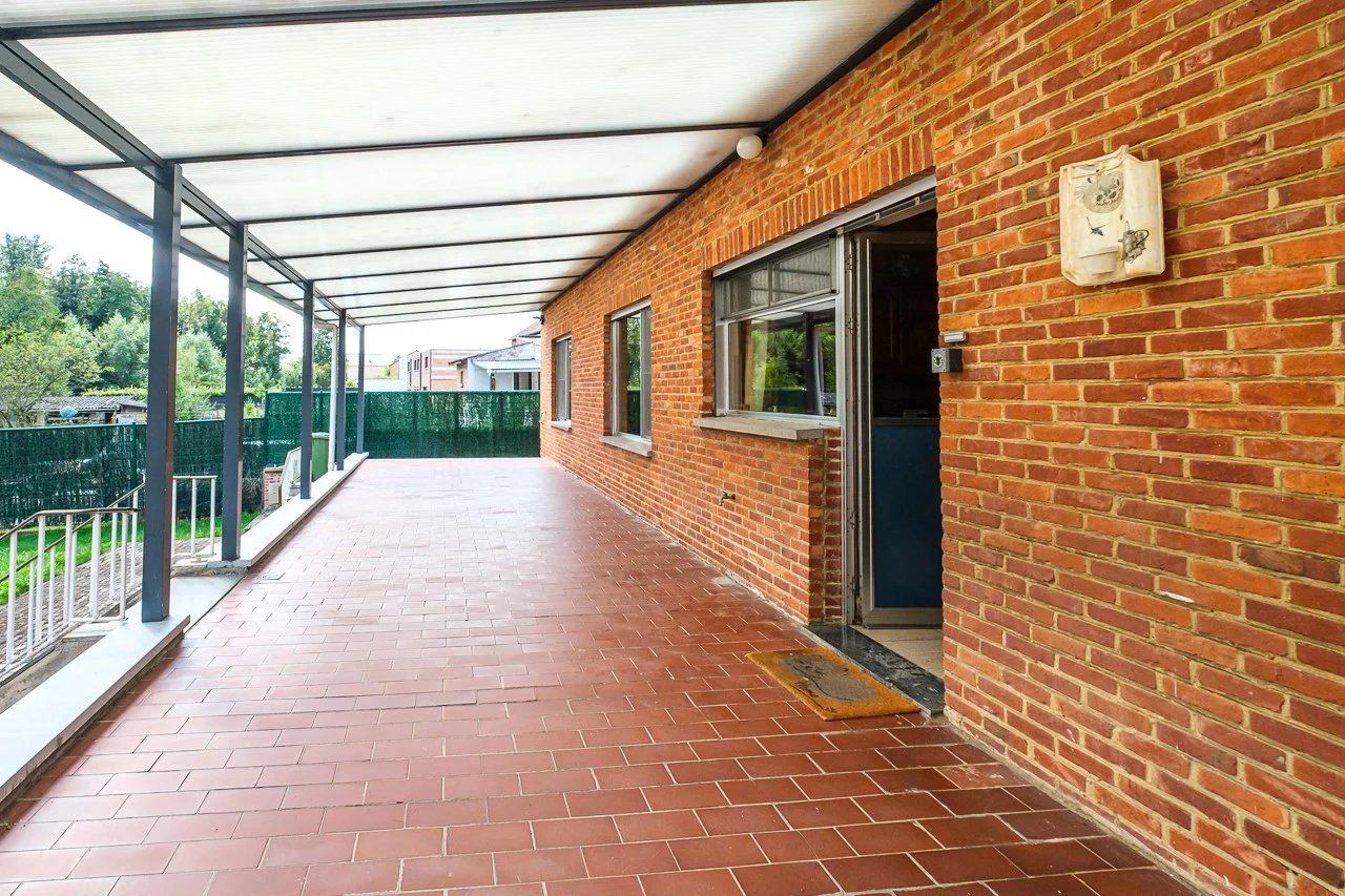 Ruime, op te knappen villa met handelsruimte foto 38
