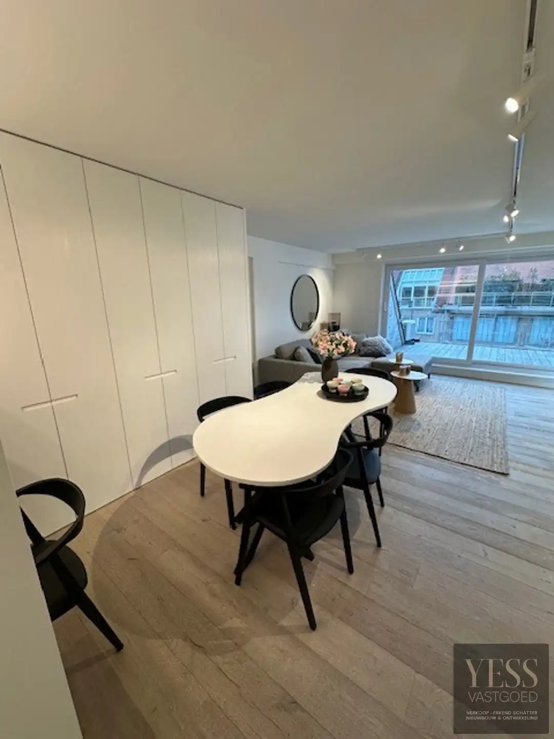 Stijlvol gerenoveerd appartement op een zucht van de zee! foto 4
