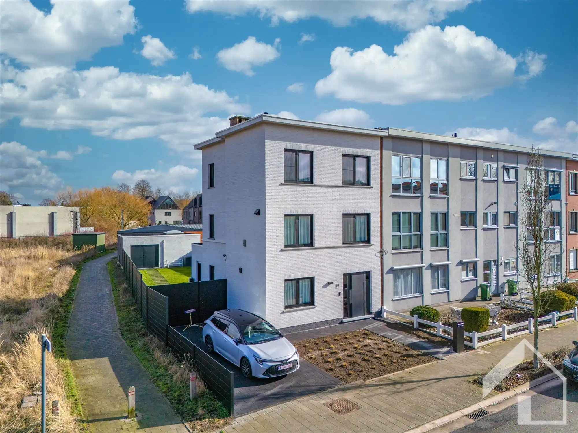 TOTAAL gerenoveerde halfopen bebouwing foto {{pictureIndex}}