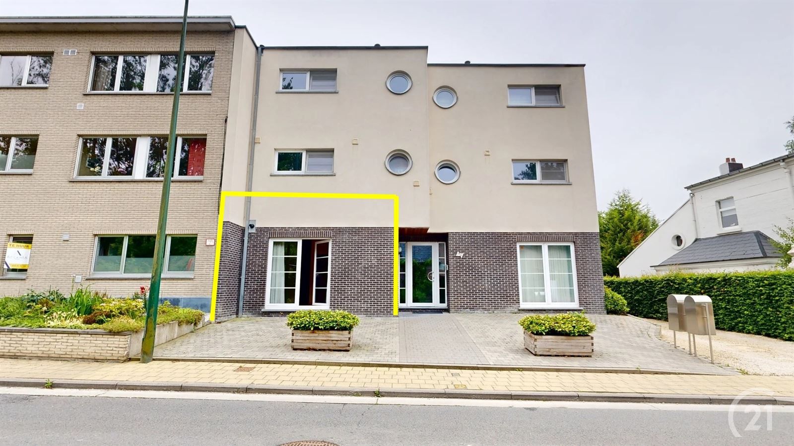 Lichtrijk gelijkvloersappartement met terras en garagebox foto {{pictureIndex}}
