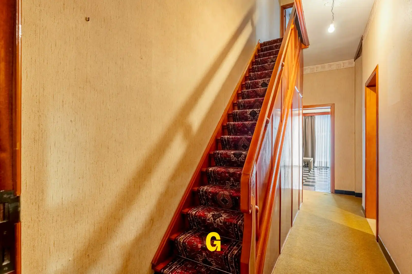 Ruime woning van 293 m² met inpandige garage en tuin foto 3