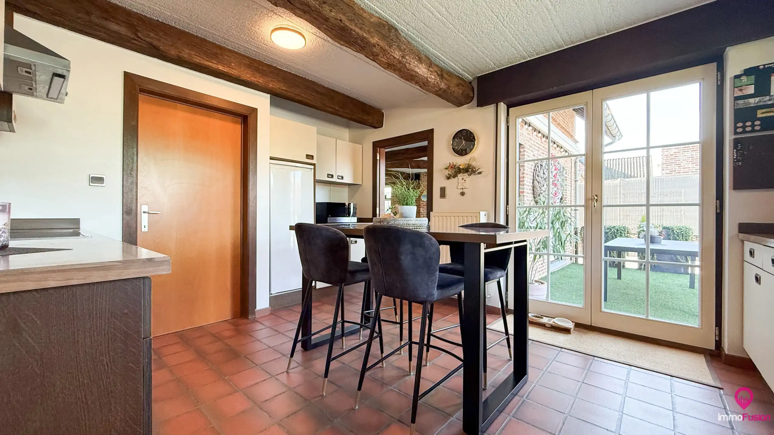 Instapklare gezinswoning met 5slpks, dubbele garage en tuin! foto 9